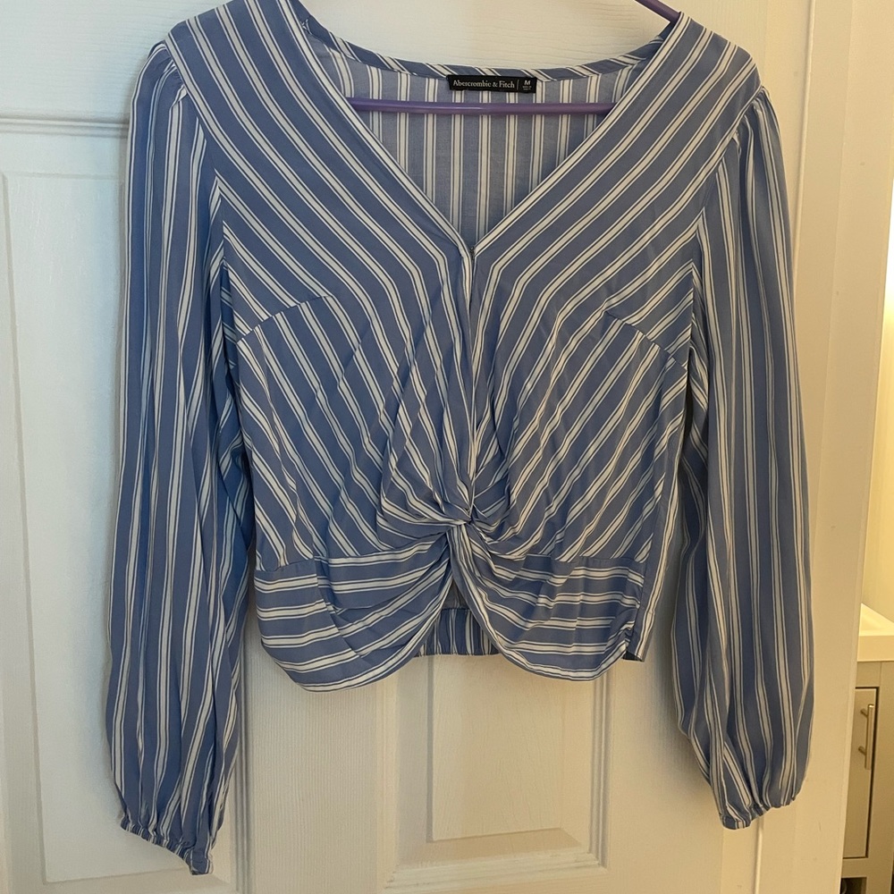 A&F lightweight twist front shirt EUC